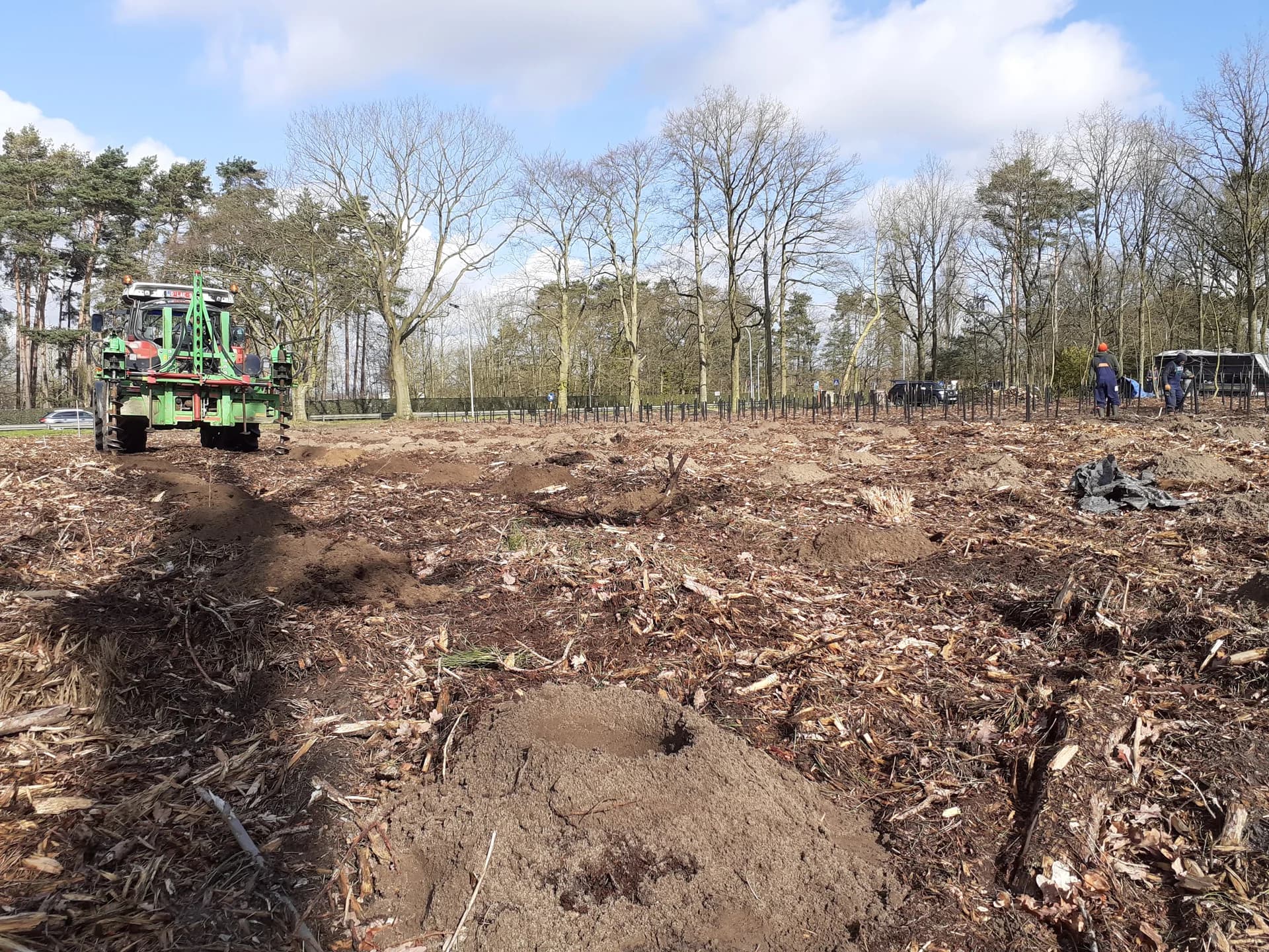Grondbewerking met tractor — terreininrichting en coördinatie door Greenlight BV